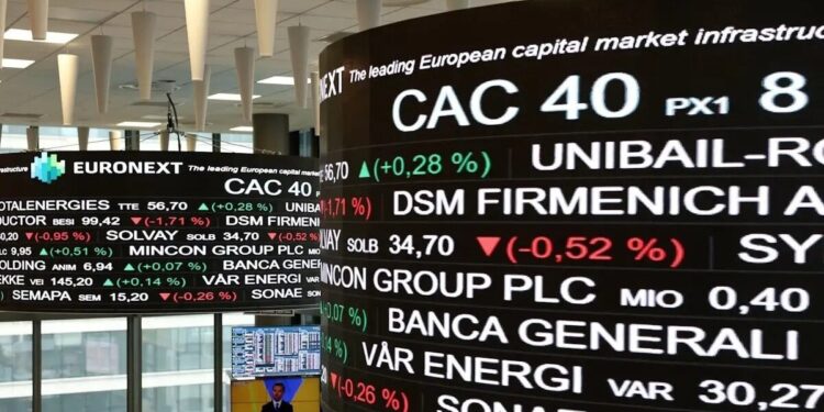 Η πολιτική κρίση στη Γαλλία ρίχνει για 2η μέρα τις γαλλικές μετοχές και το ευρώ – Νέα άνοδος για το κόστος δανεισμού