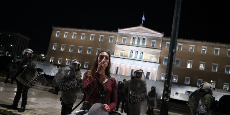 «Πόλεμος» ανακοινώσεων για τον Άγνωστο Στρατιώτη από Δένδια και Δούκα: Μετά το «καλή τύχη» του δημάρχου, ο υπουργός αναθέτει σε εταιρεία την καθαριότητα του χώρου