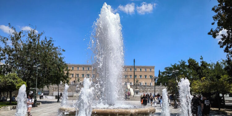 Bloomberg: Στο χαμηλότερο επίπεδο το δημόσιο χρέος της Ελλάδας – Ραγδαία ανάπτυξη το 2025