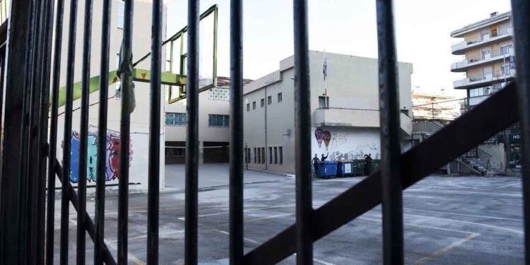 Μεσολόγγι: 13χρονος μπούκαρε σε σχολείο με μαχαίρι – Συνελήφθησαν και οι γονείς του!