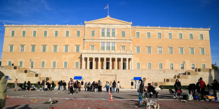 Πεδίο αντιπαράθεσης το Μνημείο του Αγνώστου Στρατιώτη: Η «περίεργη» σιωπή του Νίκου Δένδια και τα ονόματα των 57 θυμάτων των Τεμπών