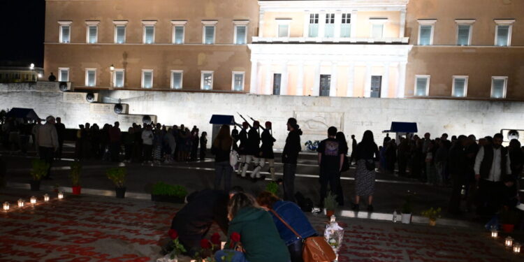 Τέμπη: Βίντεο και φωτογραφίες από τη νέα συγκέντρωση μπροστά στον Άγνωστο Στρατιώτη – «Ίσως είναι η τελευταία φορά»