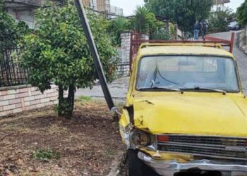 Θέρμο: Αγροτικό όχημα προσέκρουσε σε τοίχο, κατέστρεψε εικόνισμα και σταμάτησε σε μαντρότοιχο!