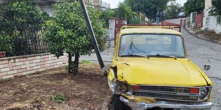 Θέρμο: Αγροτικό όχημα προσέκρουσε σε τοίχο, κατέστρεψε εικόνισμα και σταμάτησε σε μαντρότοιχο!