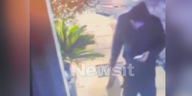 Βίντεο ντοκουμέντο: Η στιγμή που ο μαυροφορεμένος άνδρας αφήνει τη βόμβα στη ντισκοτέκ Jacky.O.