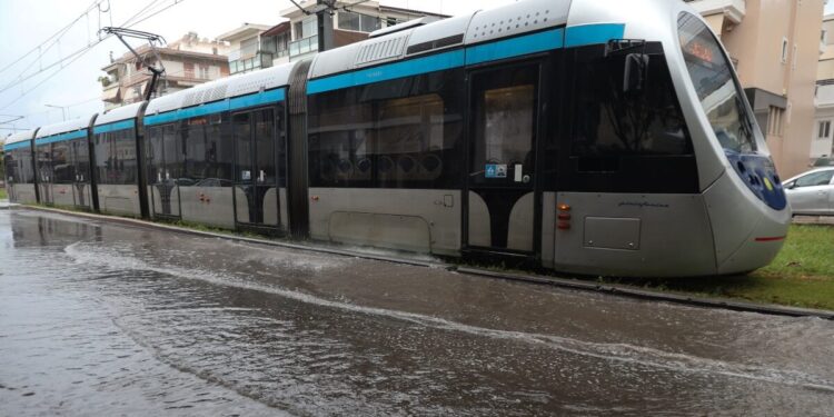 Πλημμύρισαν οι ράγες του τραμ στη Γραμμή 7 από την καταιγίδα – Εκτός λειτουργίας 4 στάσεις σε Άλιμο και Ελληνικό