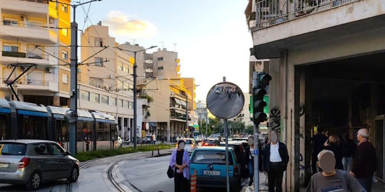 Ταλαιπωρία για τους επιβάτες του τραμ στη γραμμή Σύνταγμα – Πικροδάφνη: Έχουν χαλάσει τα φανάρια