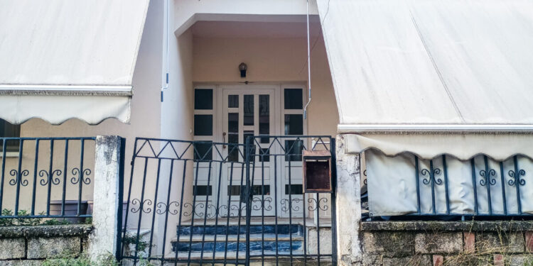 Τρίκαλα: «Άφηνε τα παιδιά νηστικά και τους έκαψε τα ρούχα» λέει ο θείος του 18χρονου που σκότωσε τη μητέρα του