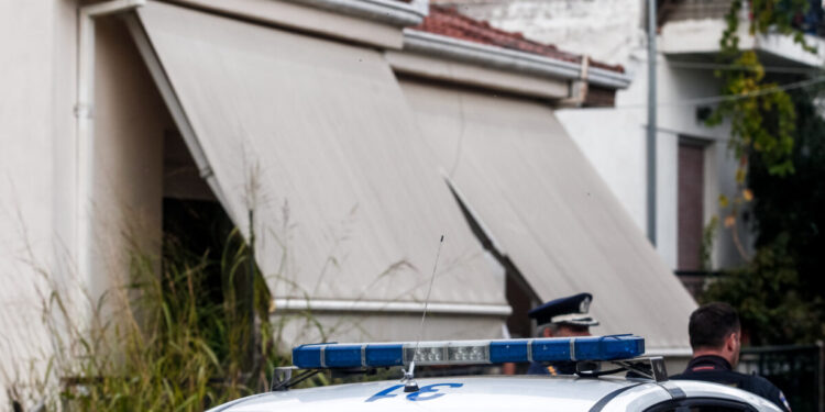 Τρίκαλα: Ο 18χρονος έσφιγγε με πετσέτα τον λαιμό της μητέρας του μέχρι να ξεψυχήσει