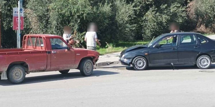 Αγρίνιο: Σύγκρουση αγροτικού οχήματος με ΙΧ στη συμβολή οδών Πανεπιστημίου και Δελφών (φωτο)