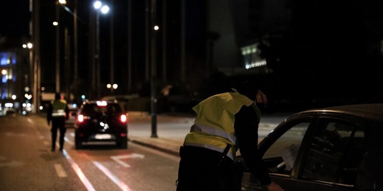 Μεθυσμένος οδηγός, χωρίς δίπλωμα χτύπησε 13 αυτοκίνητα στην οδό Φυλής