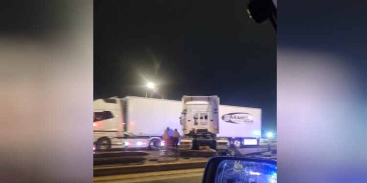 Τροχαίο στον Κηφισό: Φορτηγό έπεσε στις διαχωριστικές μπάρες στο ύψος της Λένορμαν – Ουρές χιλιομέτρων και στα 2 ρεύματα