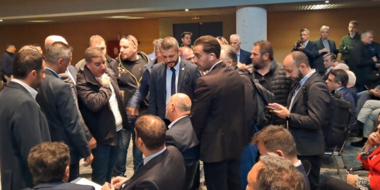 Ένταση στη Βοιωτία: Αγρότες της Λιβαδειάς “περικύκλωσαν” τον Κώστα Τσιάρα (βίντεο)