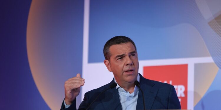 Ο Αλέξης Τσίπρας παραιτήθηκε από βουλευτής του ΣΥΡΙΖΑ: «Εγκαταλείπω την ασφάλεια των ορεινών εδράνων, ίσως σύντομα να ταξιδέψουμε πάλι μαζί»