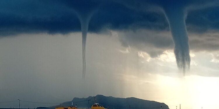 Διπλός υδροστρόβιλος σχηματίστηκε στο Αγκίστρι – Δείτε εντυπωσιακό βίντεο