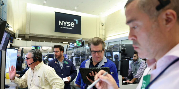 Wall Street: Σε νέα ρεκόρ S&P 500 και Nasdaq