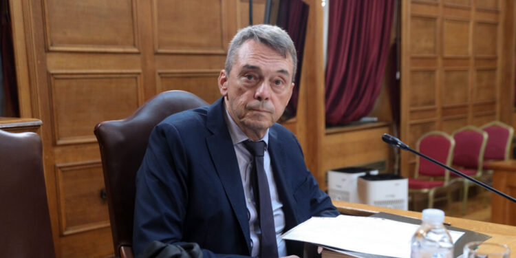 Με υπόμνημα 700 σελίδων εμφανίστηκε στην Εξεταστική ο πρώην πρόεδρος του ΟΠΕΚΕΠΕ, Γρηγόρης Βάρρας