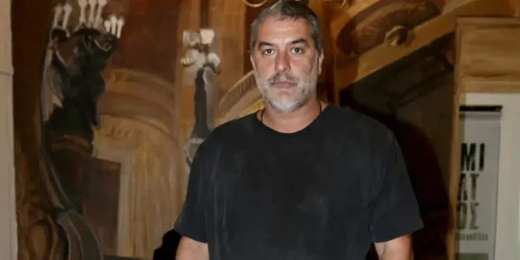 Ο Βασίλης Μπισμπίκης κλεισμένος στον εαυτό του μετά το τροχαίο: «Αισθάνεται ντροπή, σοκ και απογοήτευση»