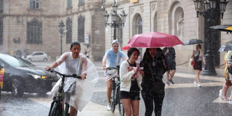 Καιρός: Η Barbara «χτυπά» με καταιγίδες και βροχές την Αττική και ακόμη 5 περιοχές – Έως 8 βαθμούς θα πέσει η θερμοκρασία