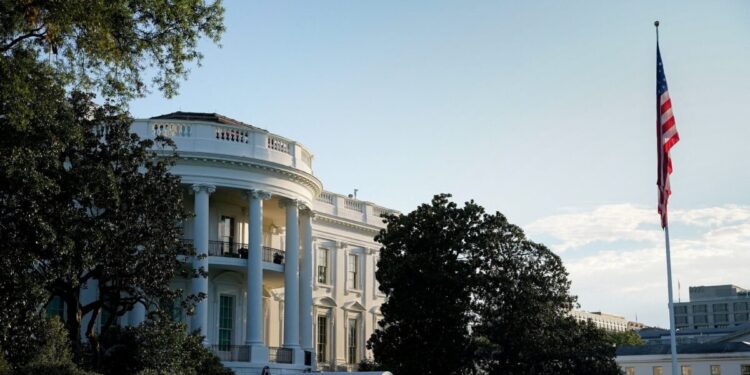 Shutdown στις ΗΠΑ: «Παγώνουν» οι πληρωμές των δημοσίων υπαλλήλων και βγαίνουν σε υποχρεωτική άδεια