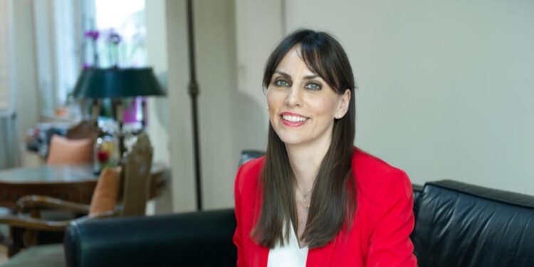 Χαραλαμπογιάννη: Έως 25.000 δημόσιοι υπάλληλοι θα λάβουν μπόνους το 2026 – Ποιοι είναι οι 24 τομείς με έργα στόχους