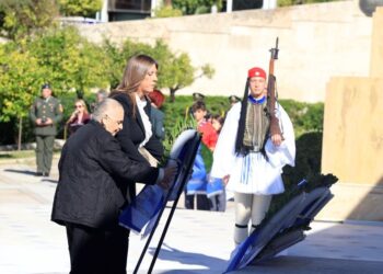 Η Ζωή Κωνσταντοπούλου με την Αλεξάνδρα Σάντα, κόρη του αντιστασιακού Λάκη Σάντα, στο Σύνταγμα