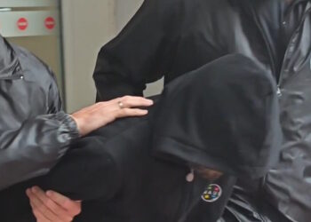 Προφυλακίστηκε και ο 40χρονος που ασελγούσε μαζί με τον 20χρονο σύντροφό του στα δύο παιδιά 2 και 4 ετών