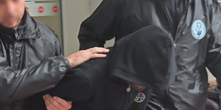 Προφυλακίστηκε και ο 40χρονος που ασελγούσε μαζί με τον 20χρονο σύντροφό του στα δύο παιδιά 2 και 4 ετών