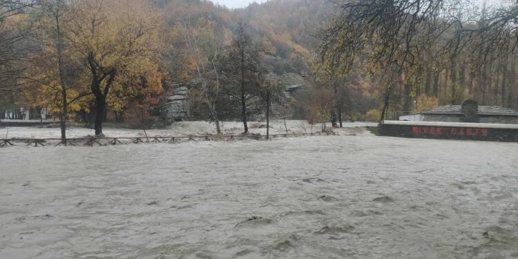 Υπερχείλισε ο Αλιάκμονας στο Νεστόριο, προβλήματα στην ύδρευση της κωμόπολης