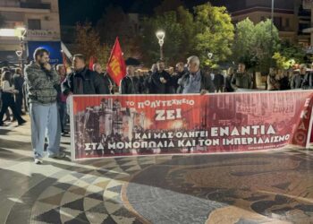 Συγκέντρωση και πορεία  στο Αγρίνιο για την 52η επέτειο της εξέγερσης του Πολυτεχνείου (φωτο)