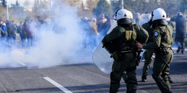 Τρεις συλλήψεις αγροτών στα επεισόδια με τραυματίες και δακρυγόνα στη Θεσσαλία – Αποφάσισαν νέο κλείσιμο Εθνικών Οδών από τη Δευτέρα