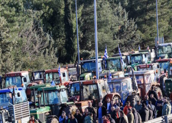 Οι αγρότες παραμένουν στα μπλόκα – Πάνω από 1.000 τρακτέρ στην Εθνική Οδό και η χώρα «κομμένη» στα δύο