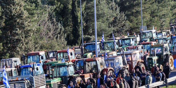Οι αγρότες παραμένουν στα μπλόκα – Πάνω από 1.000 τρακτέρ στην Εθνική Οδό και η χώρα «κομμένη» στα δύο