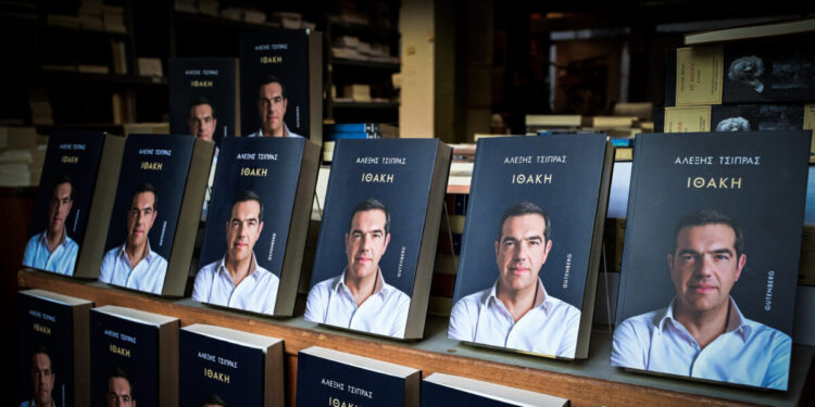 Le Monde για την «Ιθάκη» του Αλέξη Τσίπρα: O «ταραχοποιός» της Αριστεράς μιλά για το τραυματικό επεισόδιο του 2015 και ετοιμάζει την επιστροφή του