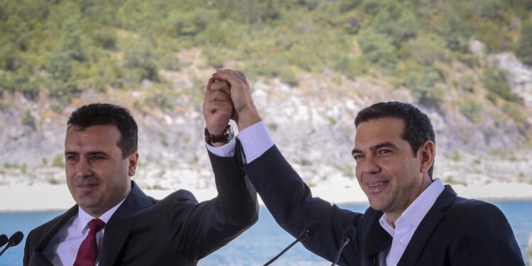 Βιβλίο Τσίπρα: «Πρόεδρε θα πέσουμε για ένα κ@@@όνομα;» – Τι γράφει η «Ιθάκη» για τη συμφωνία των Πρεσπών