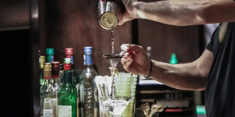 Ηράκλειο: Χειροπέδες σε καθηγήτρια λυκείου της Αθήνας για κατανάλωση αλκοόλ από μαθητές  – Στο νοσοκομείο για τις πρώτες βοήθειες ένα 17χρονος