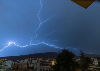 Κακοκαιρία Adel: Ανάποδος κεραυνός έπεσε πάνω από τον Υμηττό – Τι είναι το «upward lightning» και πότε εκδηλώνεται
