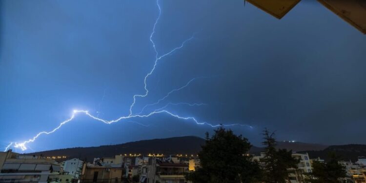Κακοκαιρία Adel: Ανάποδος κεραυνός έπεσε πάνω από τον Υμηττό – Τι είναι το «upward lightning» και πότε εκδηλώνεται