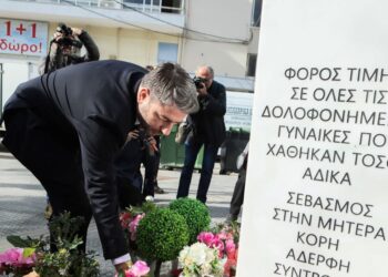 Ο Νίκος Ανδρουλάκης με τις γυναίκες βουλευτές του ΠΑΣΟΚ στο μνημείο της Κυριακής Γρίβα: Έχουμε να κάνουμε πολλά για τη βία κατά των γυναίκων