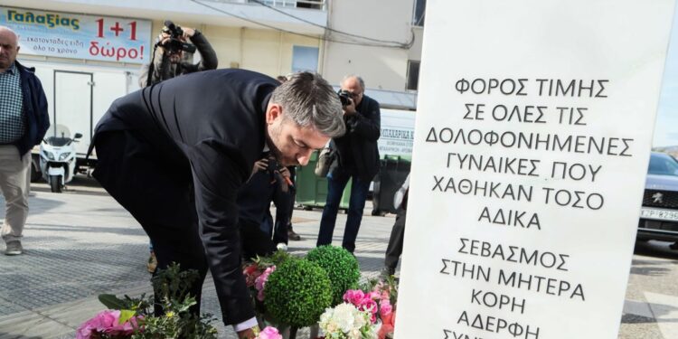 Ο Νίκος Ανδρουλάκης με τις γυναίκες βουλευτές του ΠΑΣΟΚ στο μνημείο της Κυριακής Γρίβα: Έχουμε να κάνουμε πολλά για τη βία κατά των γυναίκων