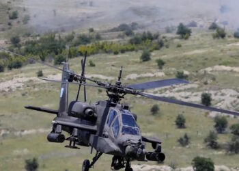 Apache: Η Αεροπορία Στρατού ξεκινά τις δοκιμές στο πρώτο αναβαθμισμένο ελικόπτερο με πυραύλους Spike NLOS