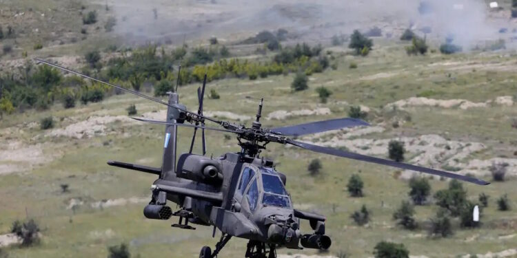 Apache: Η Αεροπορία Στρατού ξεκινά τις δοκιμές στο πρώτο αναβαθμισμένο ελικόπτερο με πυραύλους Spike NLOS