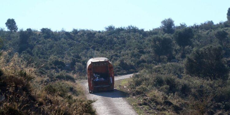 Βόνιτσα: Υπάλληλος καθαριότητας έπεσε από απορριμματοφόρο – Δίνει μάχη για τη ζωή του στη ΜΕΘ Ιωαννίνων
