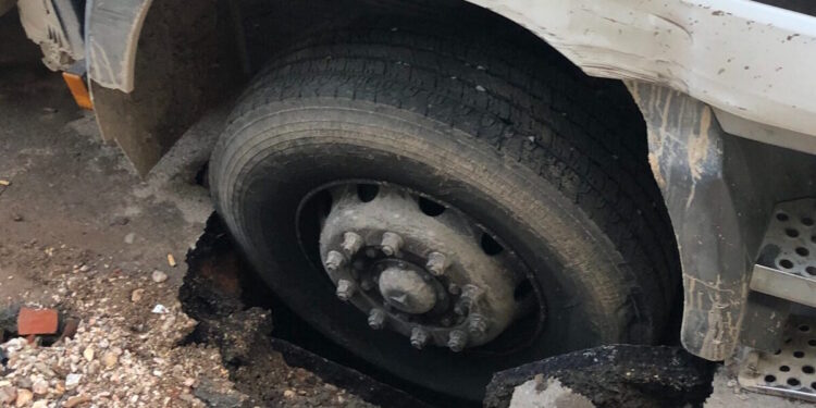 Απορριμματοφόρο παγιδεύτηκε σε μεγάλη λακκούβα στον Άγιο Δημήτριο