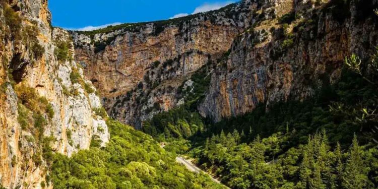 Ένταξη των ορειβατικών διαδρομών Αρακύνθου και νότιας όχθης της Τριχωνίδας στο Πρόγραμμα «Δυτική Ελλάδα 2021–2027»