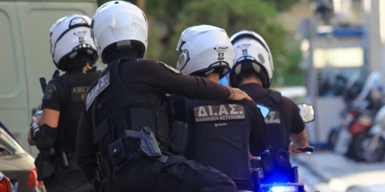 Νέα Ιωνία: Κινηματογραφική απόπειρα ληστείας με εισβολή σε κοσμηματοπωλείο με κλεμμένο αυτοκίνητο