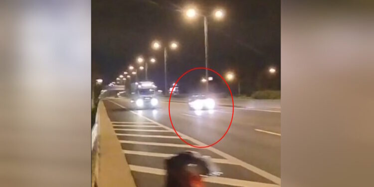 Αθηνών – Λαμίας: Η στιγμή που η τροχαία «τσακώνει» τον μεθυσμένο οδηγό να τρέχει με 230 χλμ