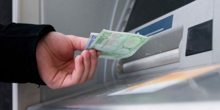 Στους λογαριασμούς των δικαιούχων τα χρήματα από την πληρωμή της προκαταβολής της Βασικής