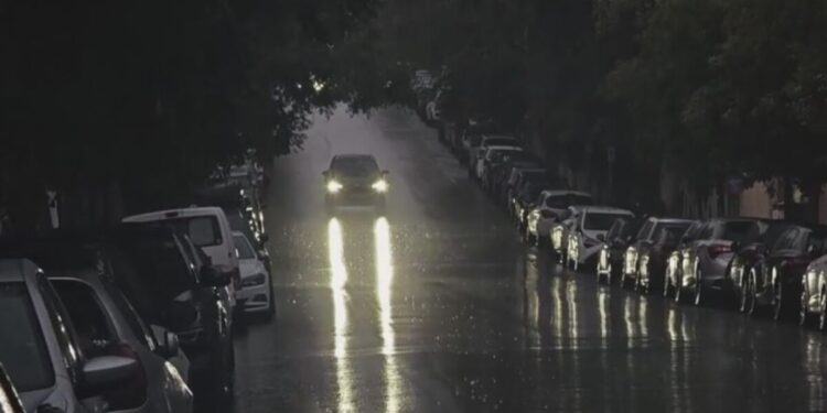 Η κακοκαιρία Adel έφτασε στην Αττική: Βροχές και καταιγίδες πλήττουν πολλές περιοχές του λεκανοπεδίου