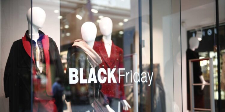 Black Friday 2025: Τι περιμένει το εμπόριο, τι να προσέξουν οι καταναλωτές – Ανοιχτά την Κυριακή τα εμπορικά καταστήματα